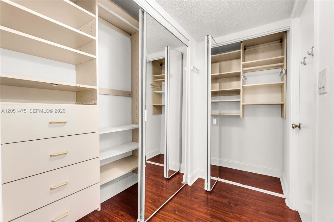 For Sale: $199,000 (1 beds, 1 baths, 1033 Square Feet)