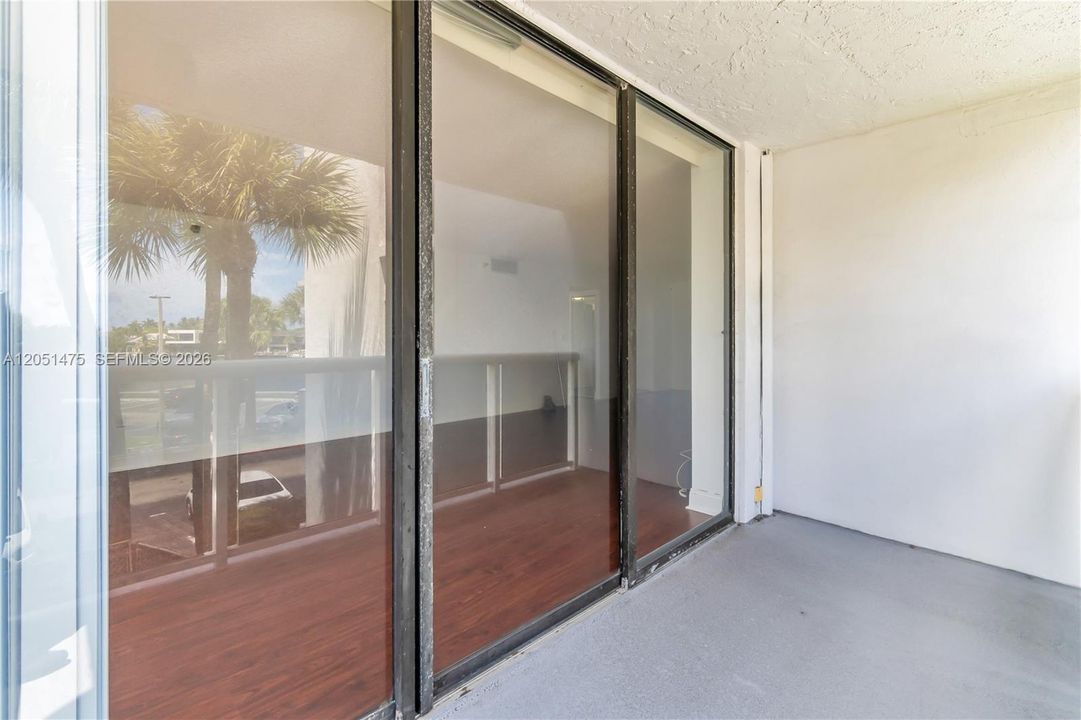For Sale: $199,000 (1 beds, 1 baths, 1033 Square Feet)