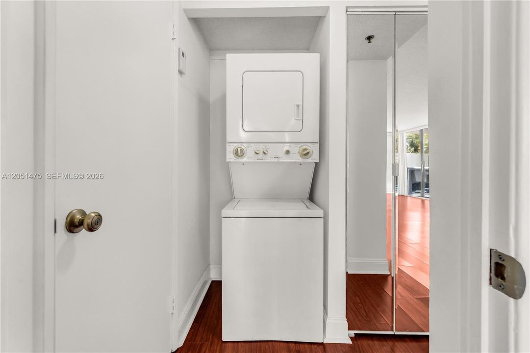 For Sale: $199,000 (1 beds, 1 baths, 1033 Square Feet)