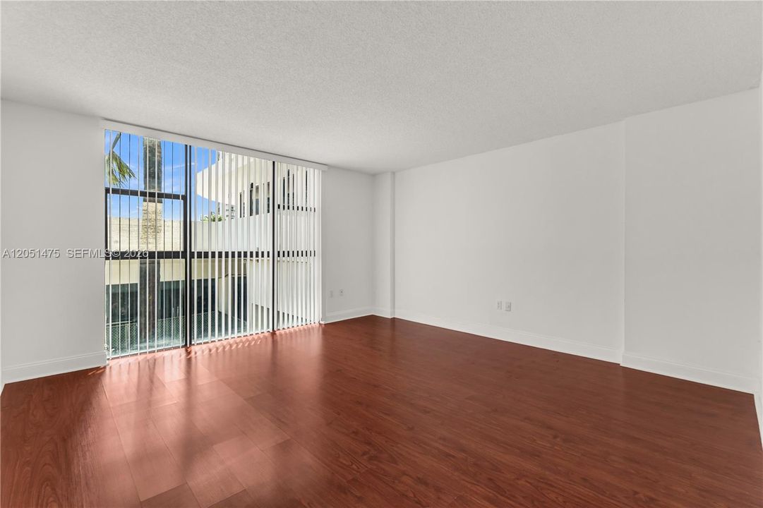 For Sale: $199,000 (1 beds, 1 baths, 1033 Square Feet)