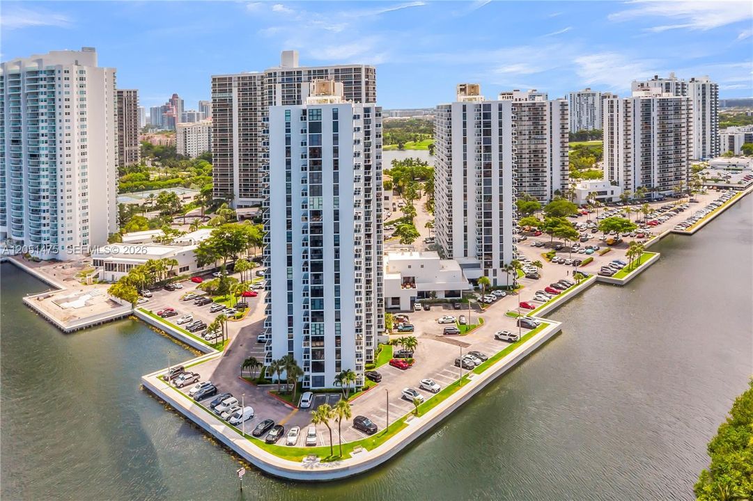 For Sale: $199,000 (1 beds, 1 baths, 1033 Square Feet)