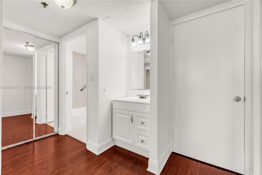 For Sale: $199,000 (1 beds, 1 baths, 1033 Square Feet)