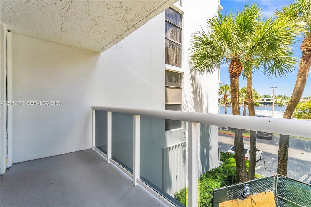 For Sale: $199,000 (1 beds, 1 baths, 1033 Square Feet)