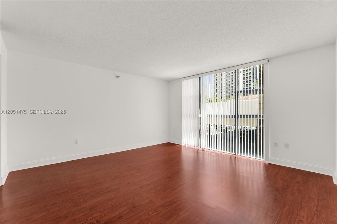 For Sale: $199,000 (1 beds, 1 baths, 1033 Square Feet)
