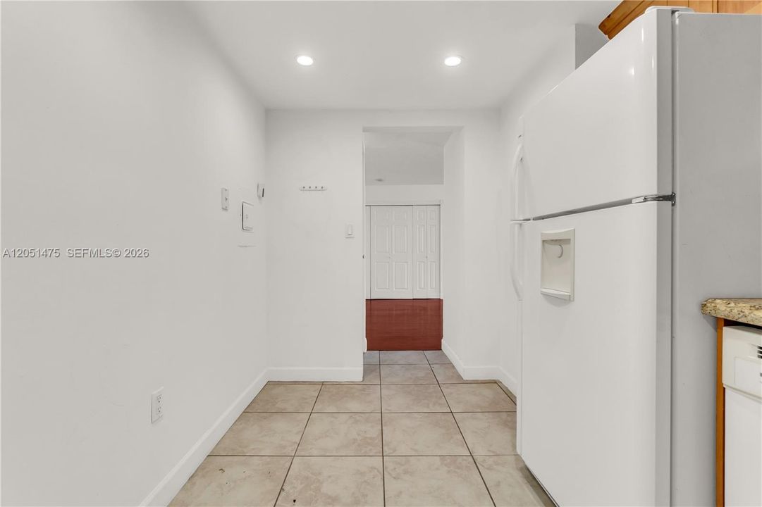 For Sale: $199,000 (1 beds, 1 baths, 1033 Square Feet)