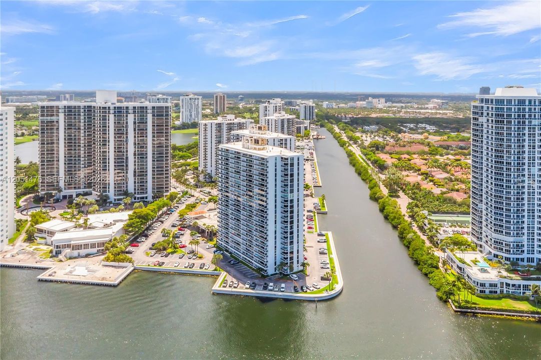 For Sale: $199,000 (1 beds, 1 baths, 1033 Square Feet)