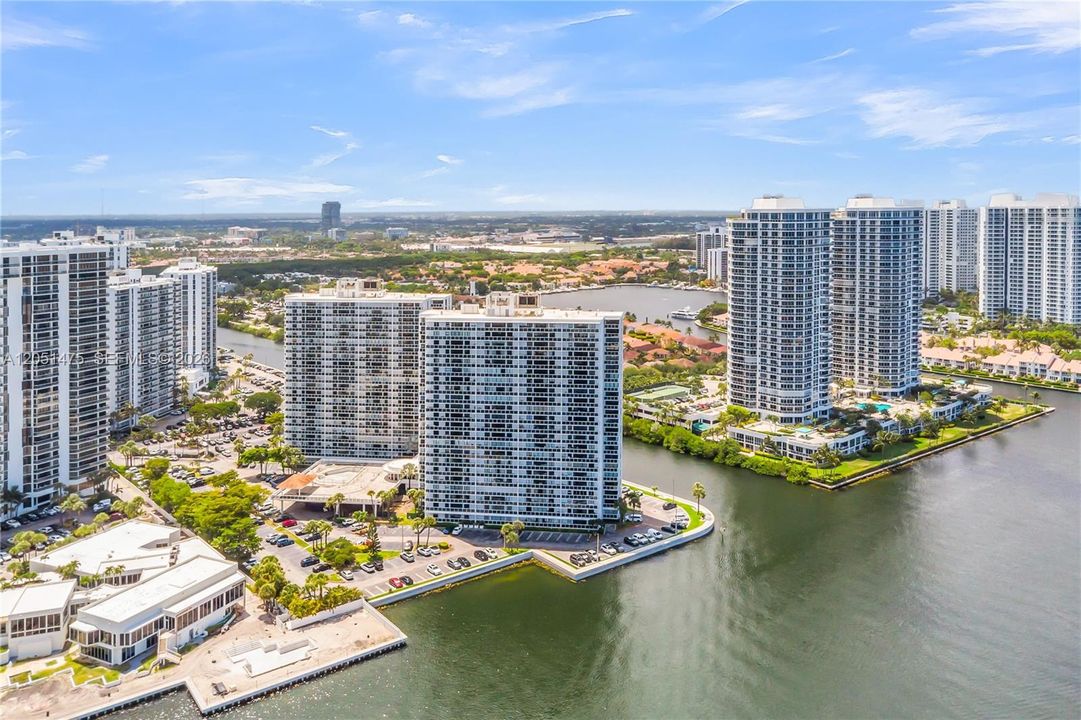For Sale: $199,000 (1 beds, 1 baths, 1033 Square Feet)