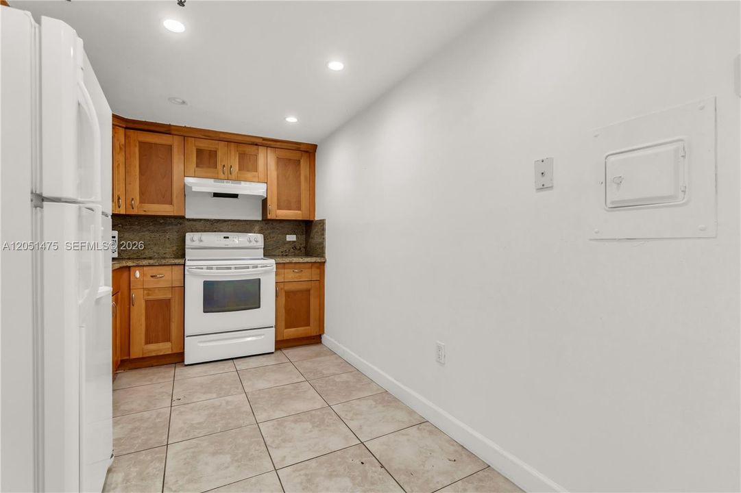 For Sale: $199,000 (1 beds, 1 baths, 1033 Square Feet)