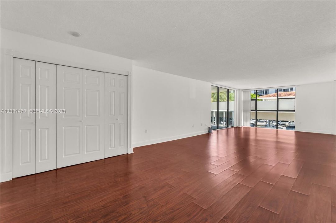 For Sale: $199,000 (1 beds, 1 baths, 1033 Square Feet)