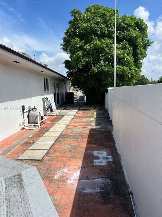 For Sale: $755,000 (5 beds, 3 baths, 1764 Square Feet)