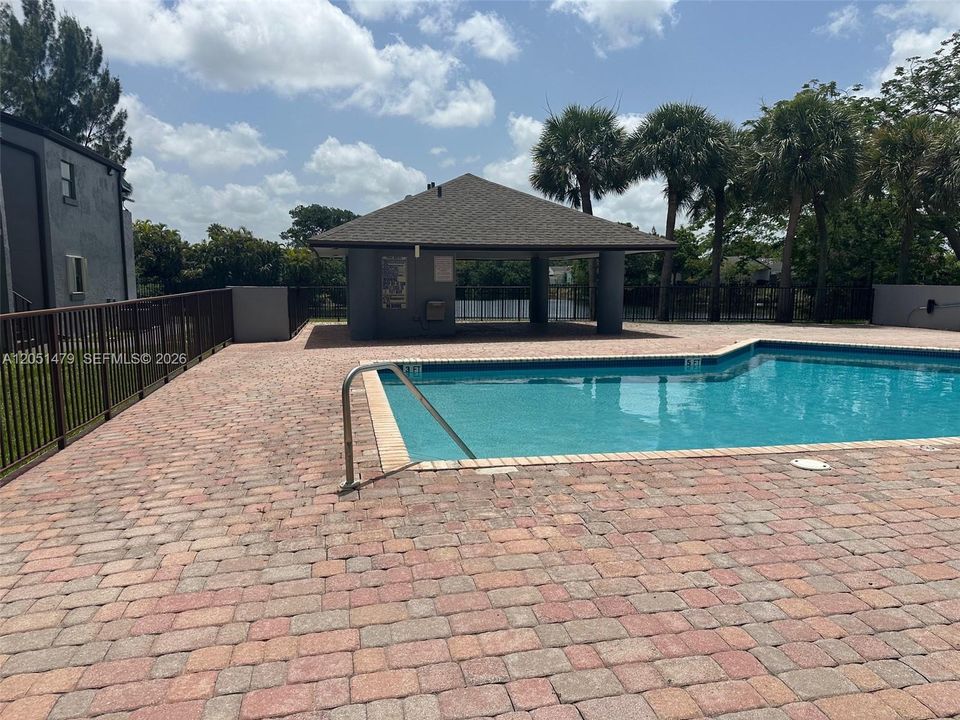 For Rent: $1,700 (1 beds, 1 baths, 583 Square Feet)
