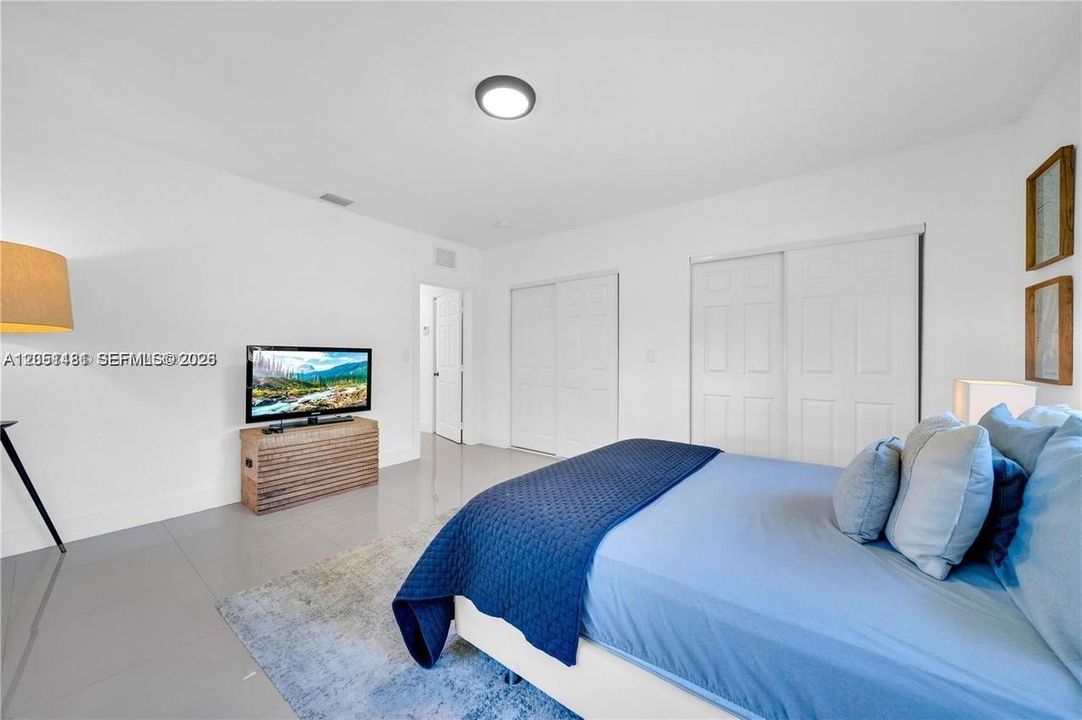 For Rent: $5,500 (4 beds, 2 baths, 1985 Square Feet)