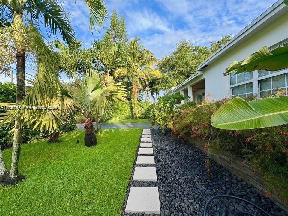 For Rent: $5,500 (4 beds, 2 baths, 1985 Square Feet)
