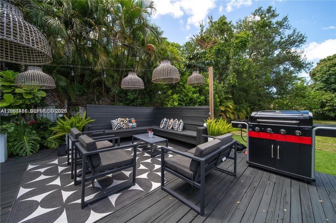For Rent: $5,500 (4 beds, 2 baths, 1985 Square Feet)
