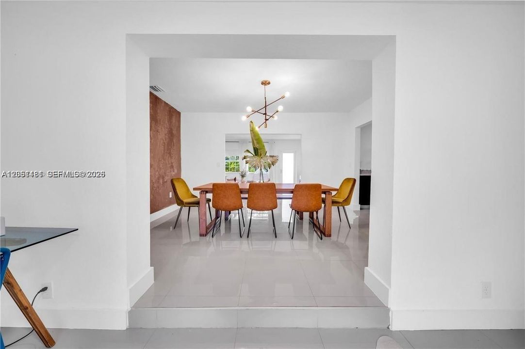 For Rent: $5,500 (4 beds, 2 baths, 1985 Square Feet)