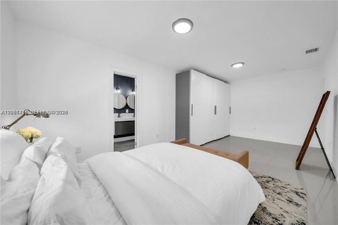For Rent: $5,500 (4 beds, 2 baths, 1985 Square Feet)