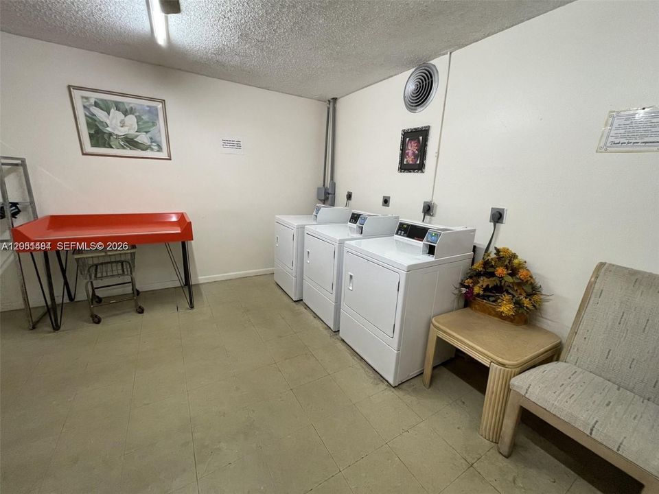 For Rent: $1,400 (1 beds, 1 baths, 928 Square Feet)