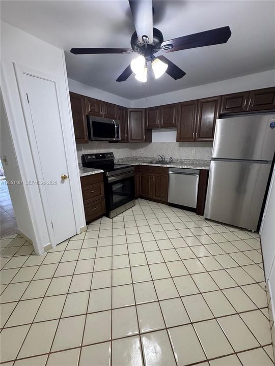 For Rent: $1,400 (1 beds, 1 baths, 928 Square Feet)