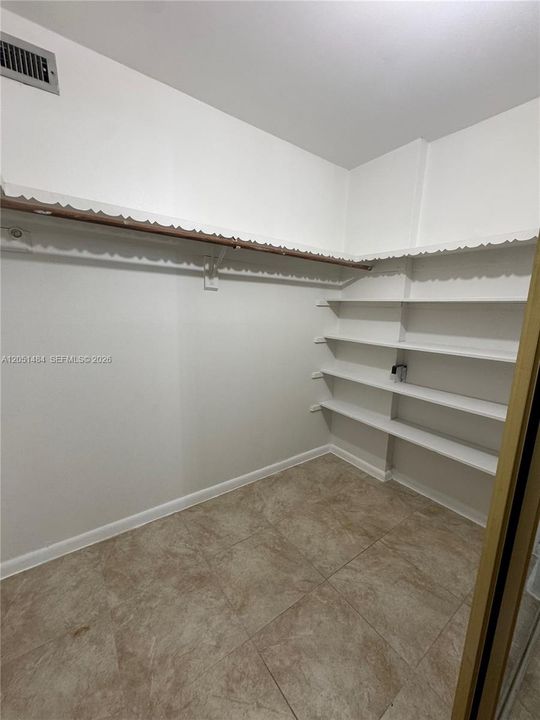 For Rent: $1,400 (1 beds, 1 baths, 928 Square Feet)