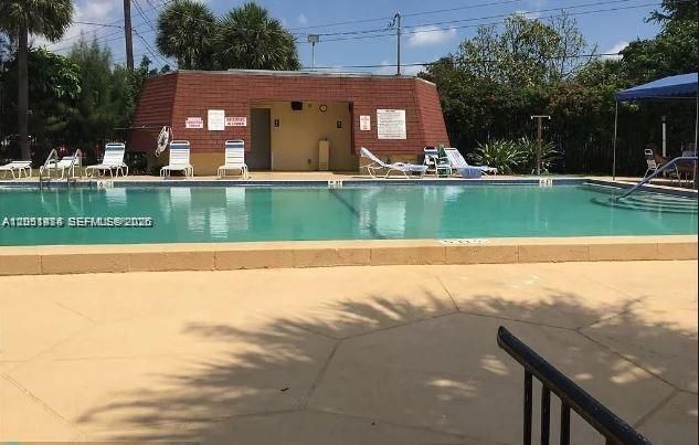 For Rent: $1,400 (1 beds, 1 baths, 928 Square Feet)