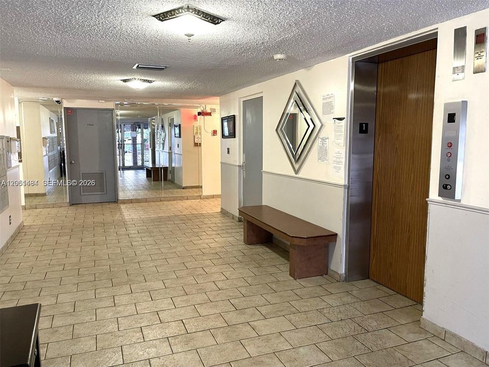 For Rent: $1,400 (1 beds, 1 baths, 928 Square Feet)