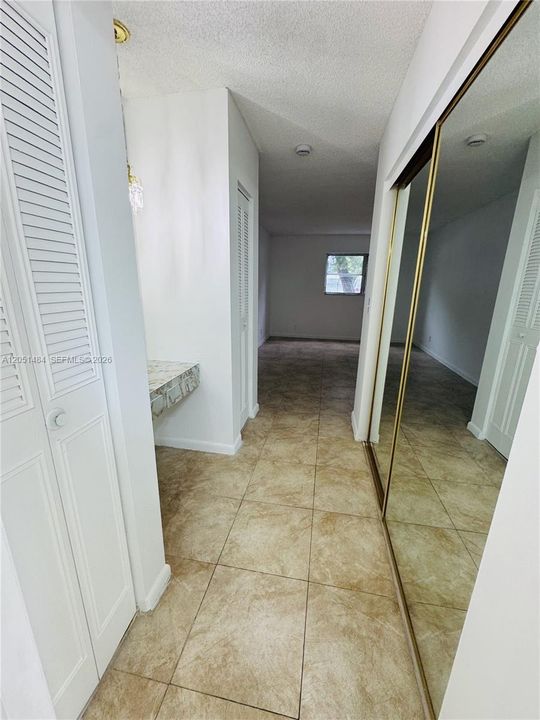 For Rent: $1,400 (1 beds, 1 baths, 928 Square Feet)