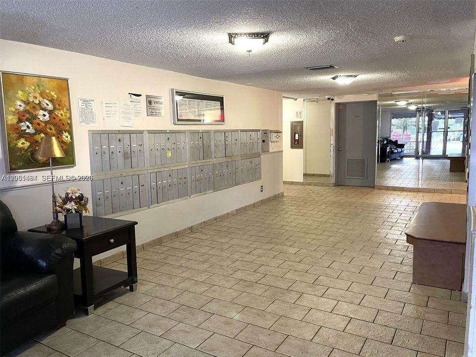 For Rent: $1,400 (1 beds, 1 baths, 928 Square Feet)