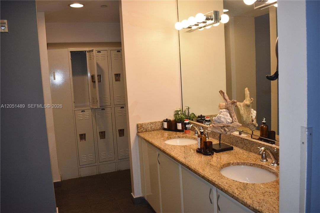For Rent: $5,300 (1 beds, 1 baths, 808 Square Feet)