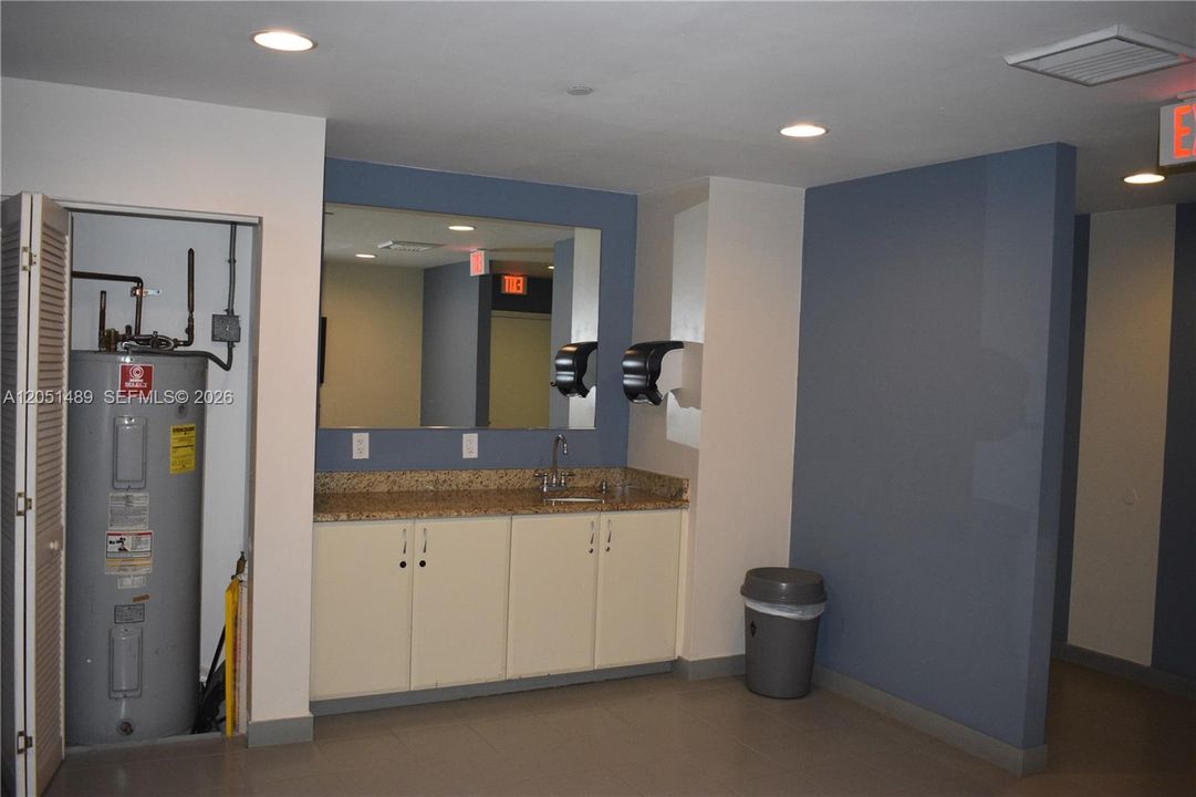 For Rent: $5,300 (1 beds, 1 baths, 808 Square Feet)