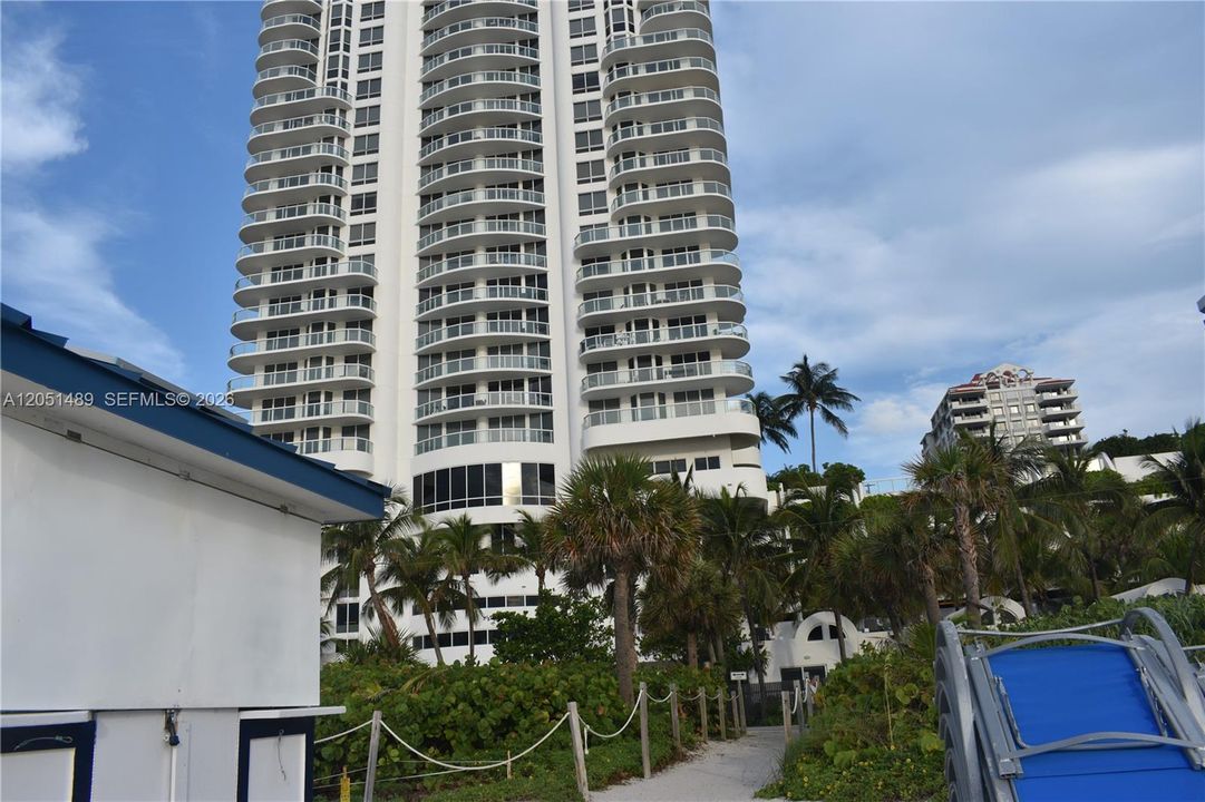 For Rent: $5,300 (1 beds, 1 baths, 808 Square Feet)