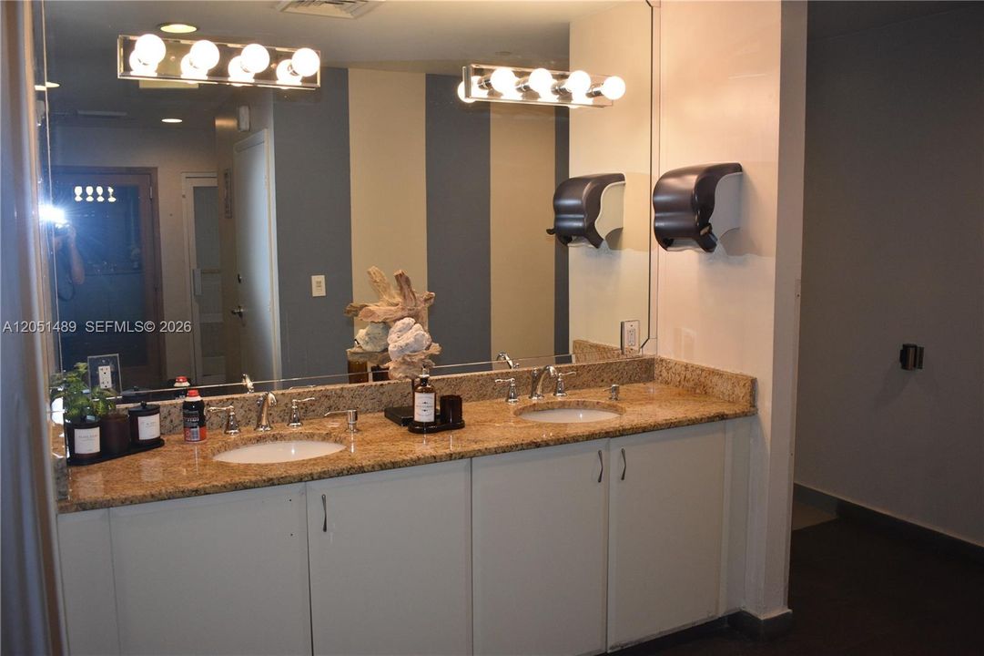 For Rent: $5,300 (1 beds, 1 baths, 808 Square Feet)