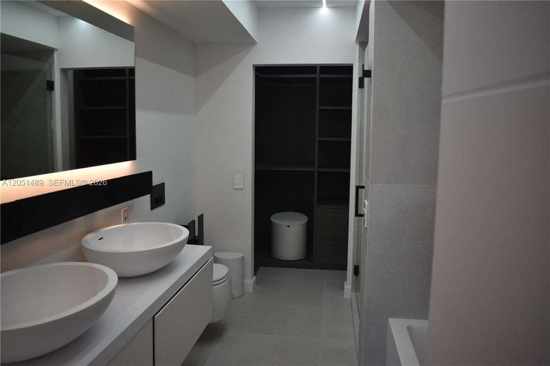For Rent: $5,300 (1 beds, 1 baths, 808 Square Feet)