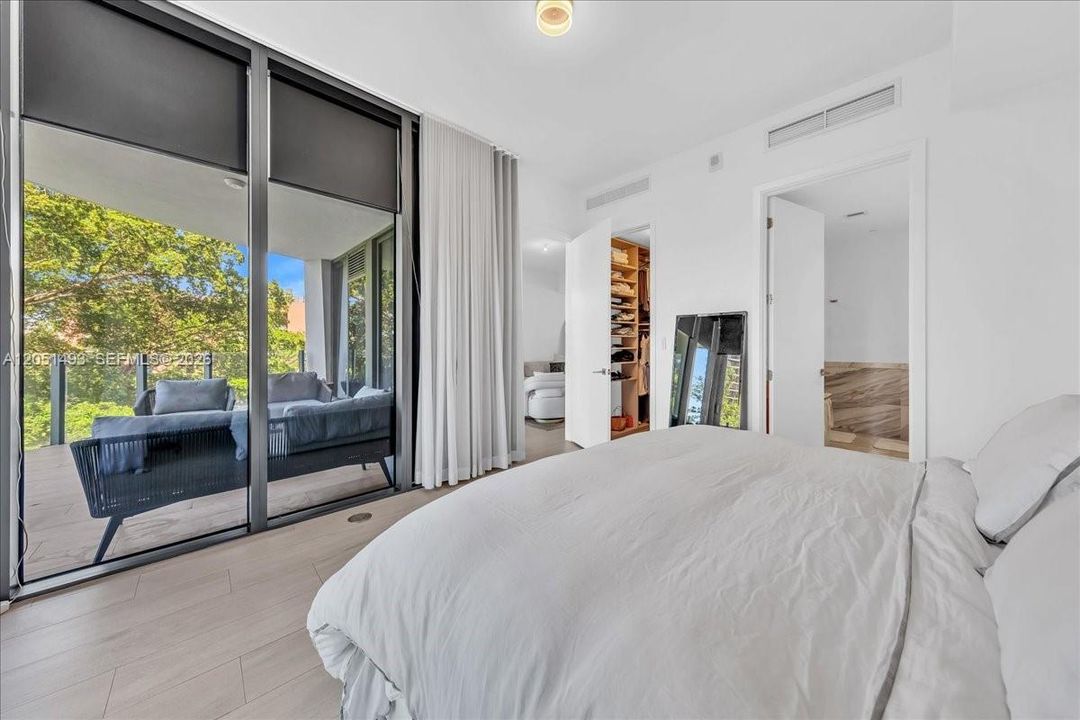 For Sale: $2,300,000 (3 beds, 2 baths, 1281 Square Feet)