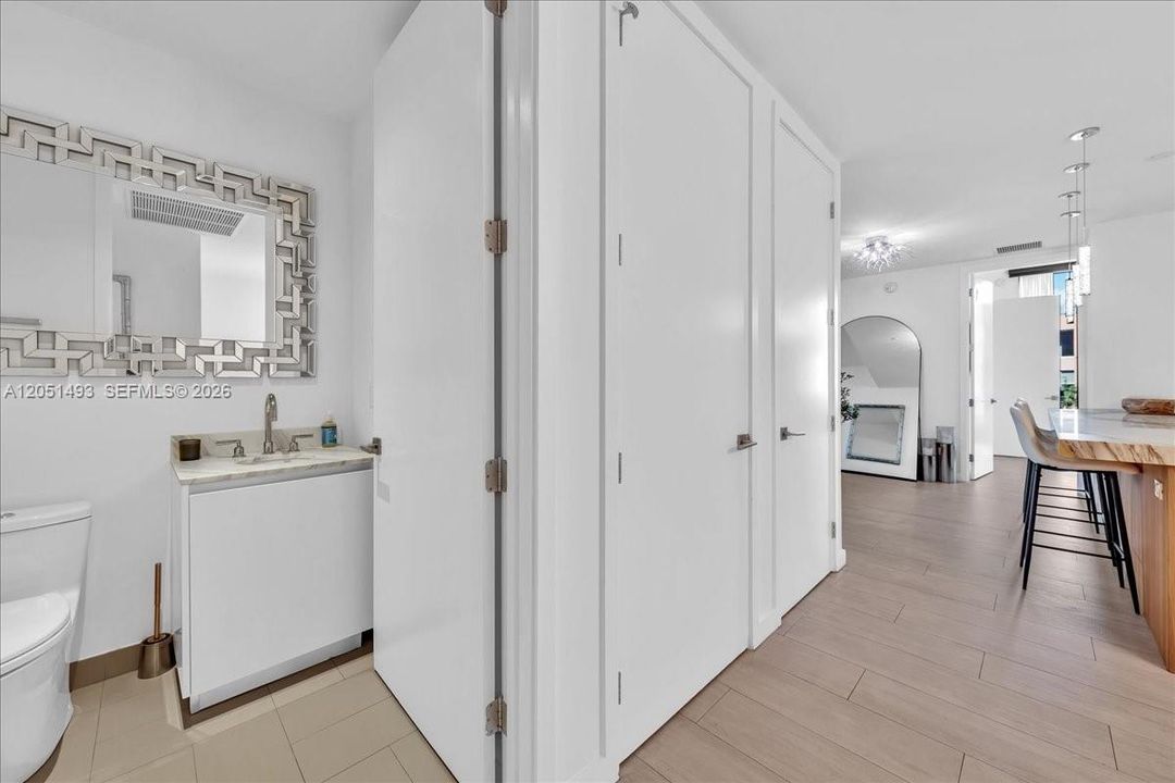 For Sale: $2,300,000 (3 beds, 2 baths, 1281 Square Feet)
