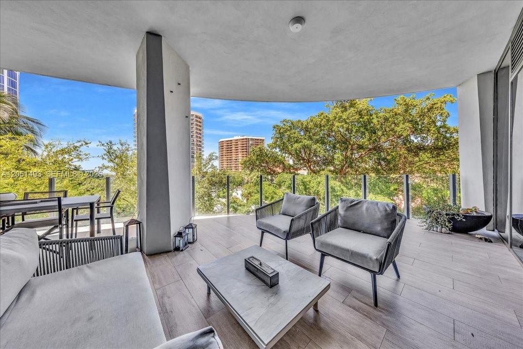 For Sale: $2,300,000 (3 beds, 2 baths, 1281 Square Feet)