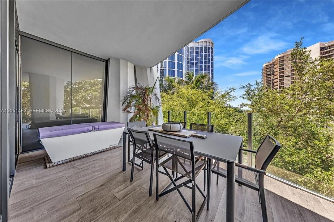 For Sale: $2,300,000 (3 beds, 2 baths, 1281 Square Feet)