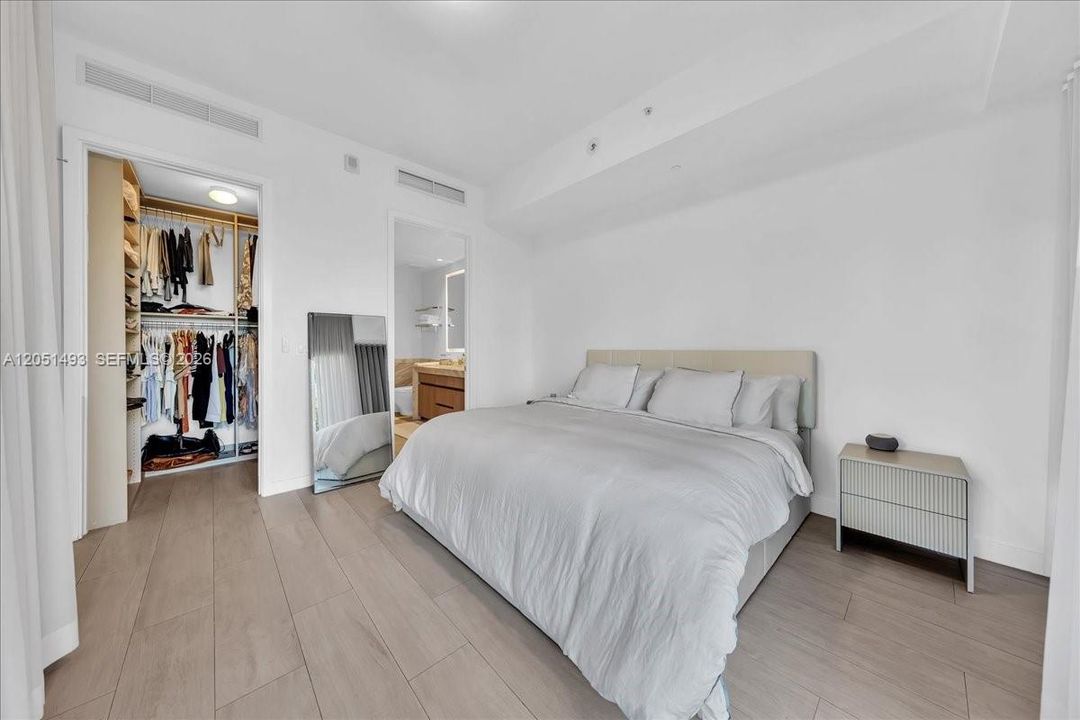 For Sale: $2,300,000 (3 beds, 2 baths, 1281 Square Feet)
