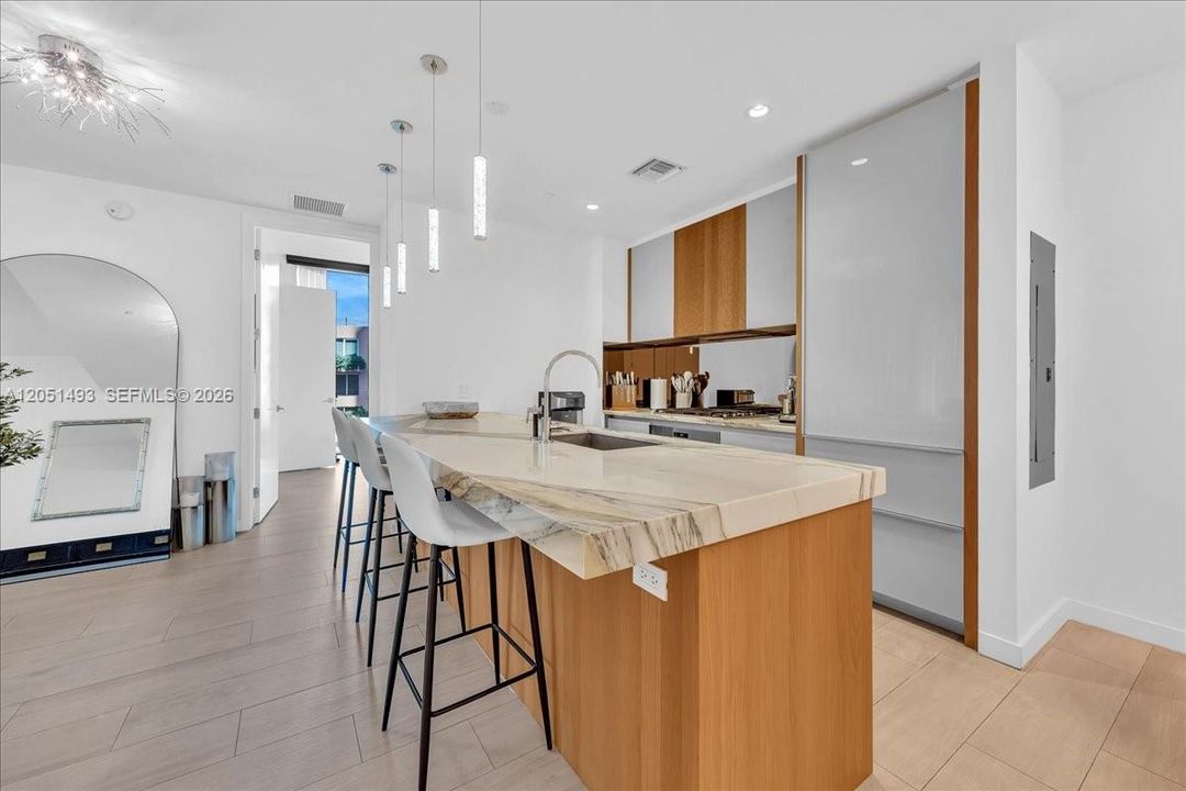For Sale: $2,300,000 (3 beds, 2 baths, 1281 Square Feet)