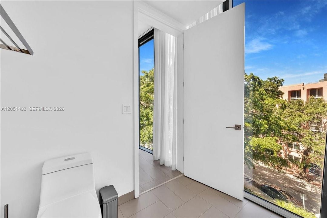 For Sale: $2,300,000 (3 beds, 2 baths, 1281 Square Feet)