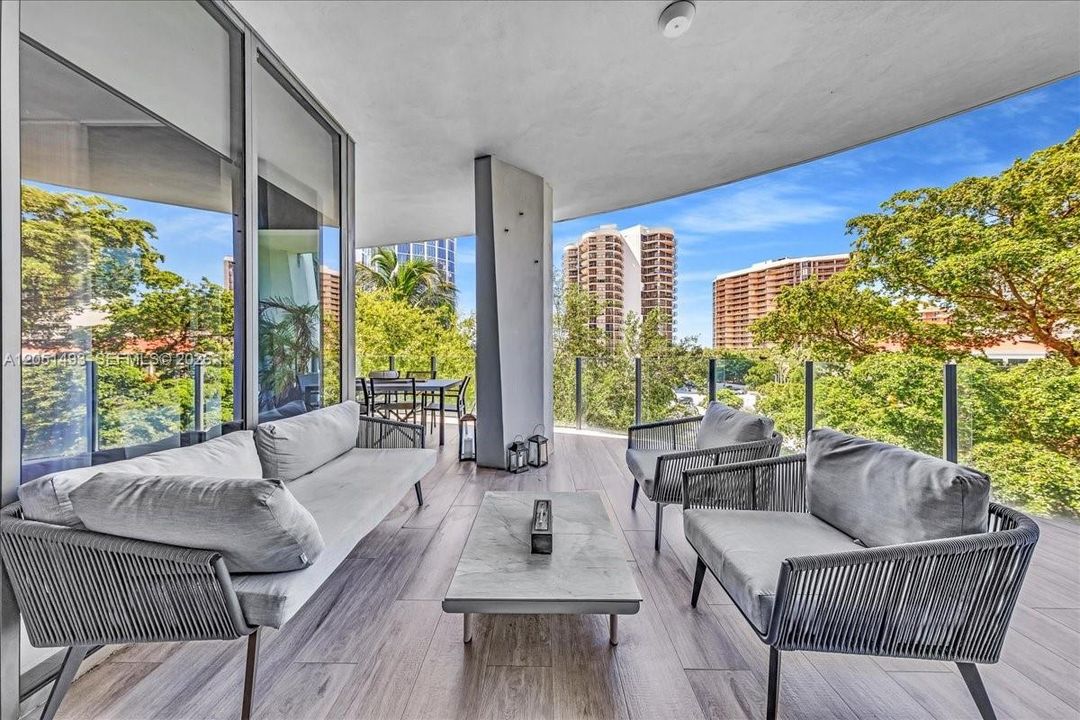 For Sale: $2,300,000 (3 beds, 2 baths, 1281 Square Feet)