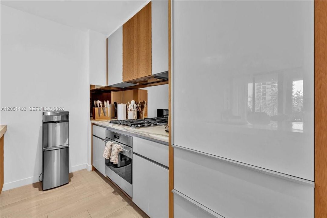 For Sale: $2,300,000 (3 beds, 2 baths, 1281 Square Feet)