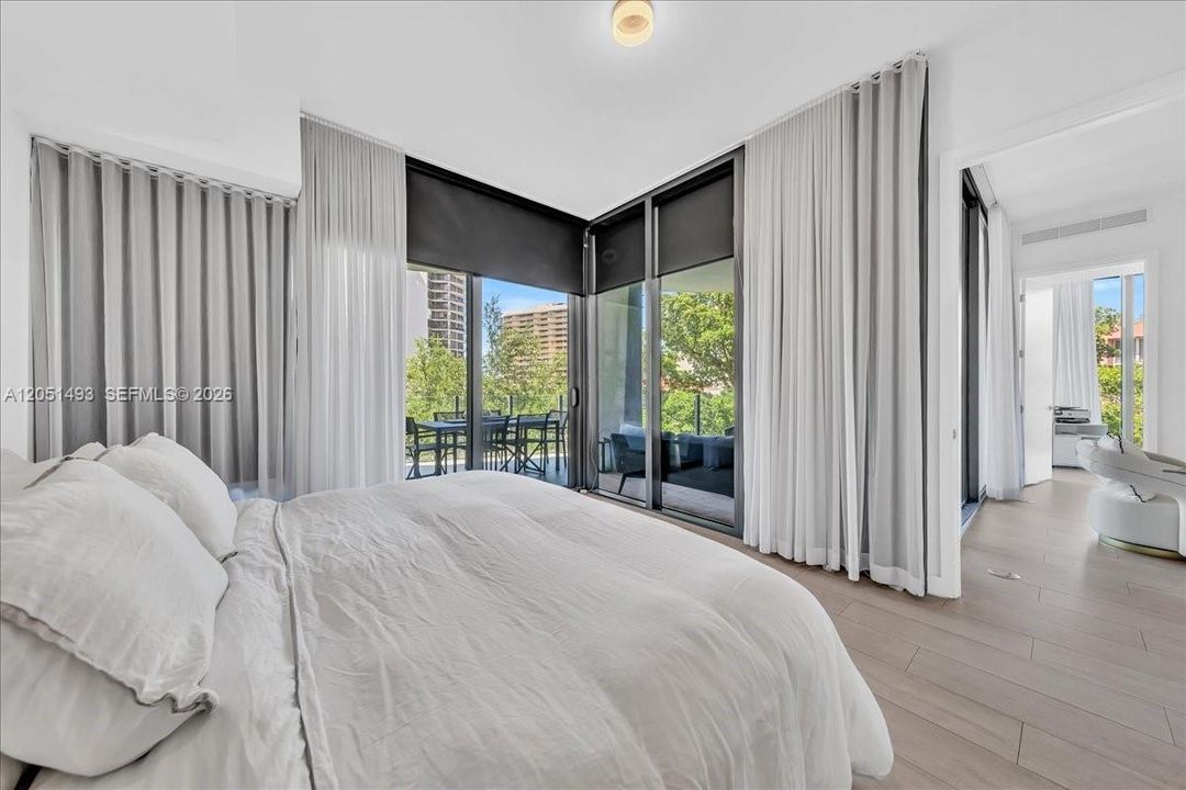 For Sale: $2,300,000 (3 beds, 2 baths, 1281 Square Feet)