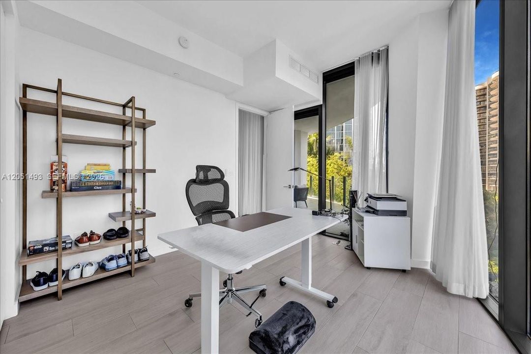 For Sale: $2,300,000 (3 beds, 2 baths, 1281 Square Feet)