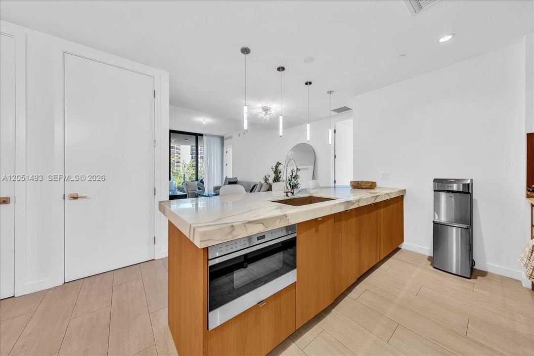 For Sale: $2,300,000 (3 beds, 2 baths, 1281 Square Feet)