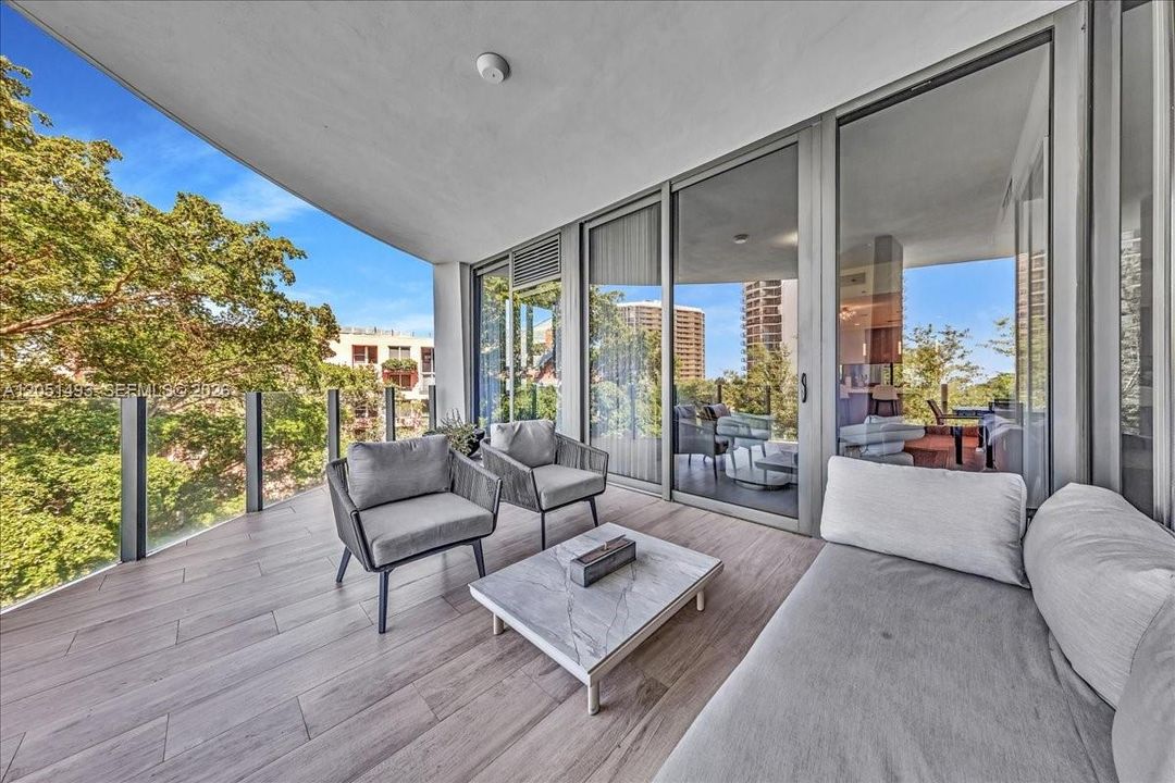 For Sale: $2,300,000 (3 beds, 2 baths, 1281 Square Feet)
