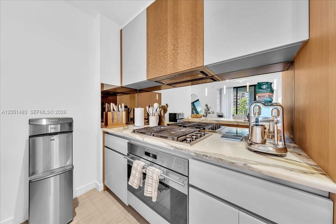 For Sale: $2,300,000 (3 beds, 2 baths, 1281 Square Feet)