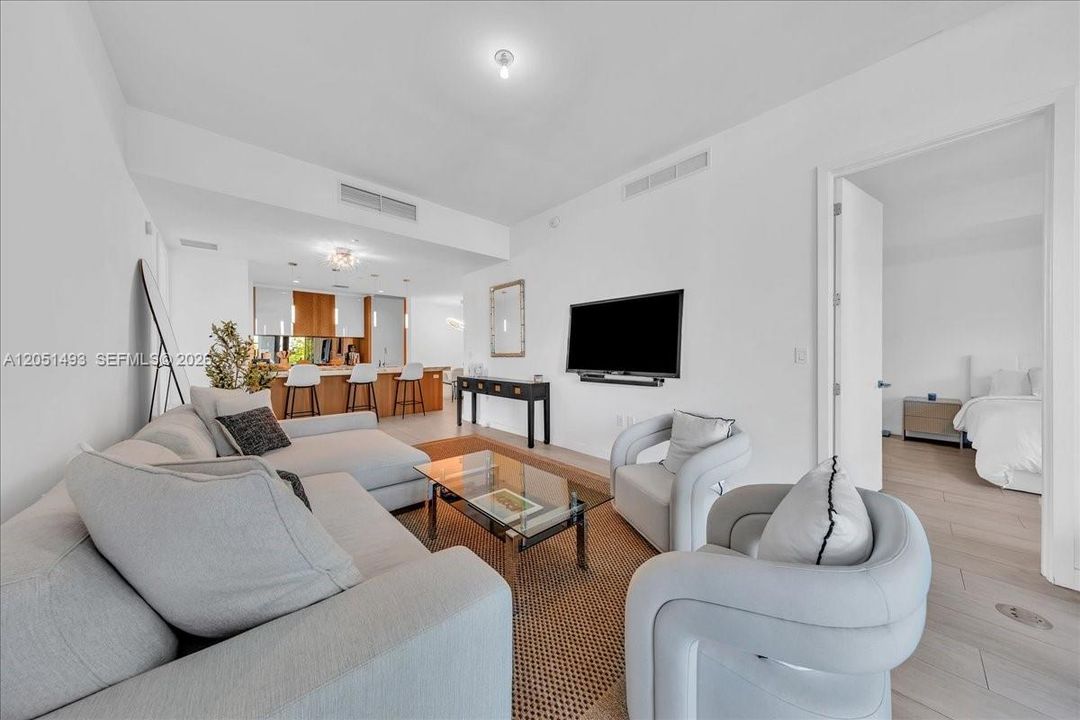 For Sale: $2,300,000 (3 beds, 2 baths, 1281 Square Feet)