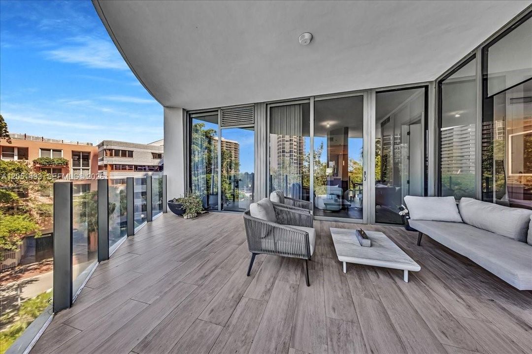For Sale: $2,300,000 (3 beds, 2 baths, 1281 Square Feet)