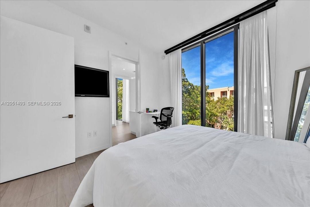 For Sale: $2,300,000 (3 beds, 2 baths, 1281 Square Feet)