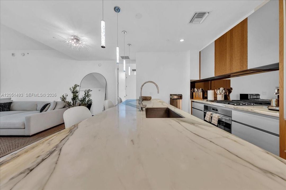 For Sale: $2,300,000 (3 beds, 2 baths, 1281 Square Feet)